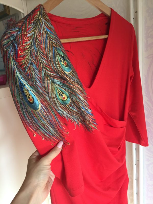 Šaty červené s pavím peřím