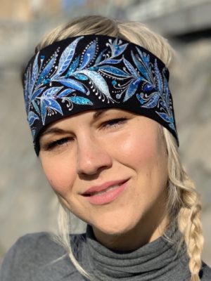 Čelenka černá s královskými modrými lístky