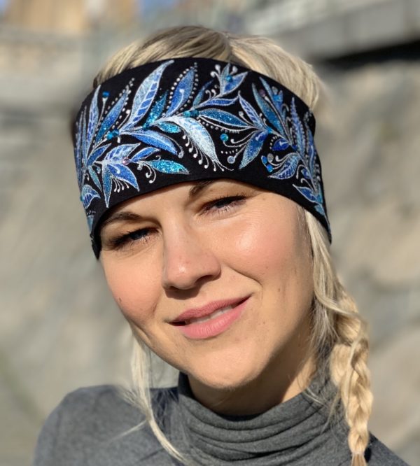 Čelenka černá s královskými modrými lístky