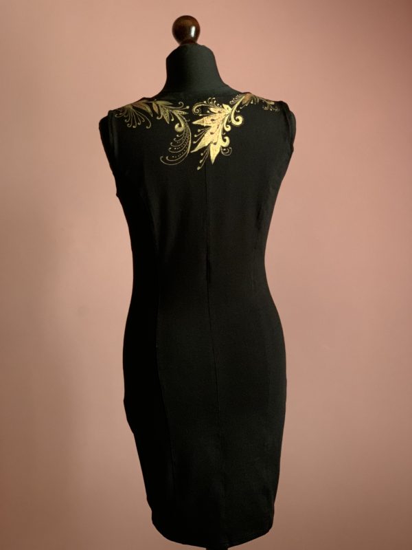 Černé pouzdrové šaty s ornamenty - Image 6