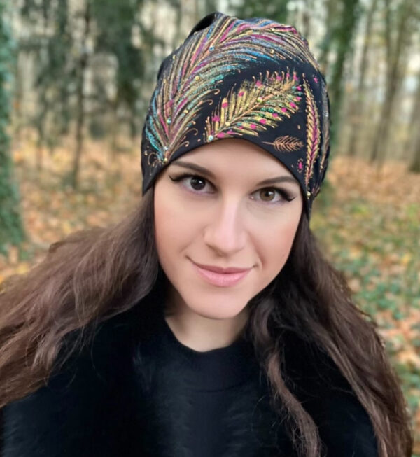 Čepice černá se zlatozeleným peřím