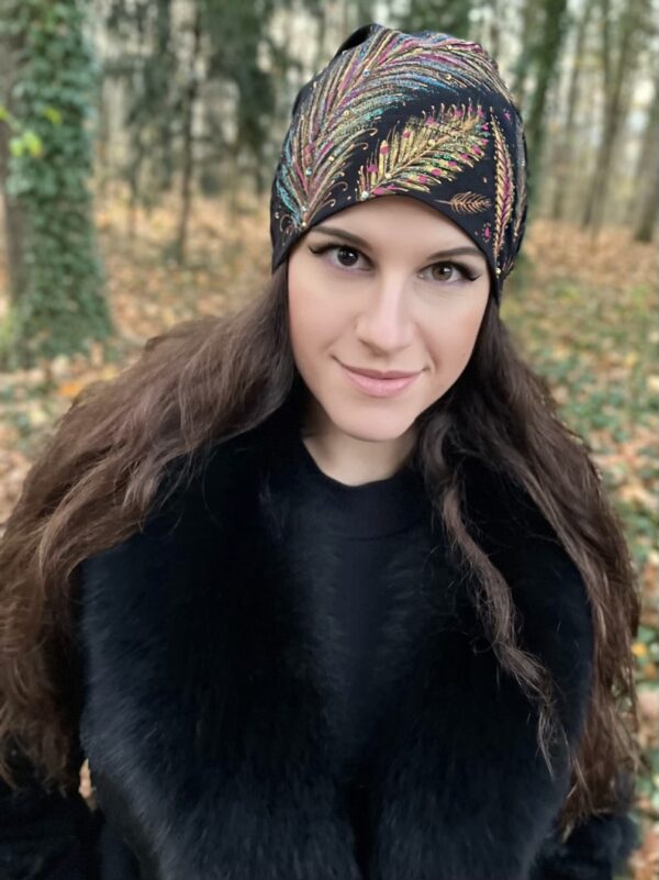 Čepice černá se zlatozeleným peřím - Image 2